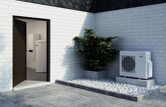 Pompe à chaleur pour une maison écologique et économique, installée dans le jardin