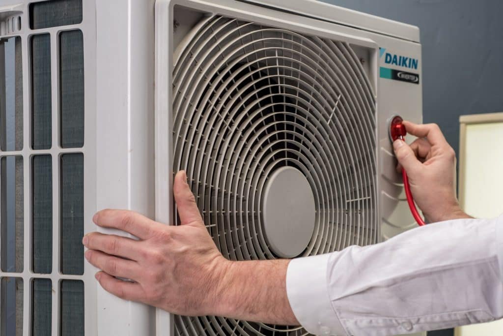 Professionnel faisant le diagnostic d'une pompe à chaleur 
