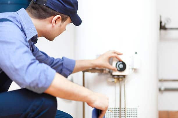 Installateur de chauffage en action 
